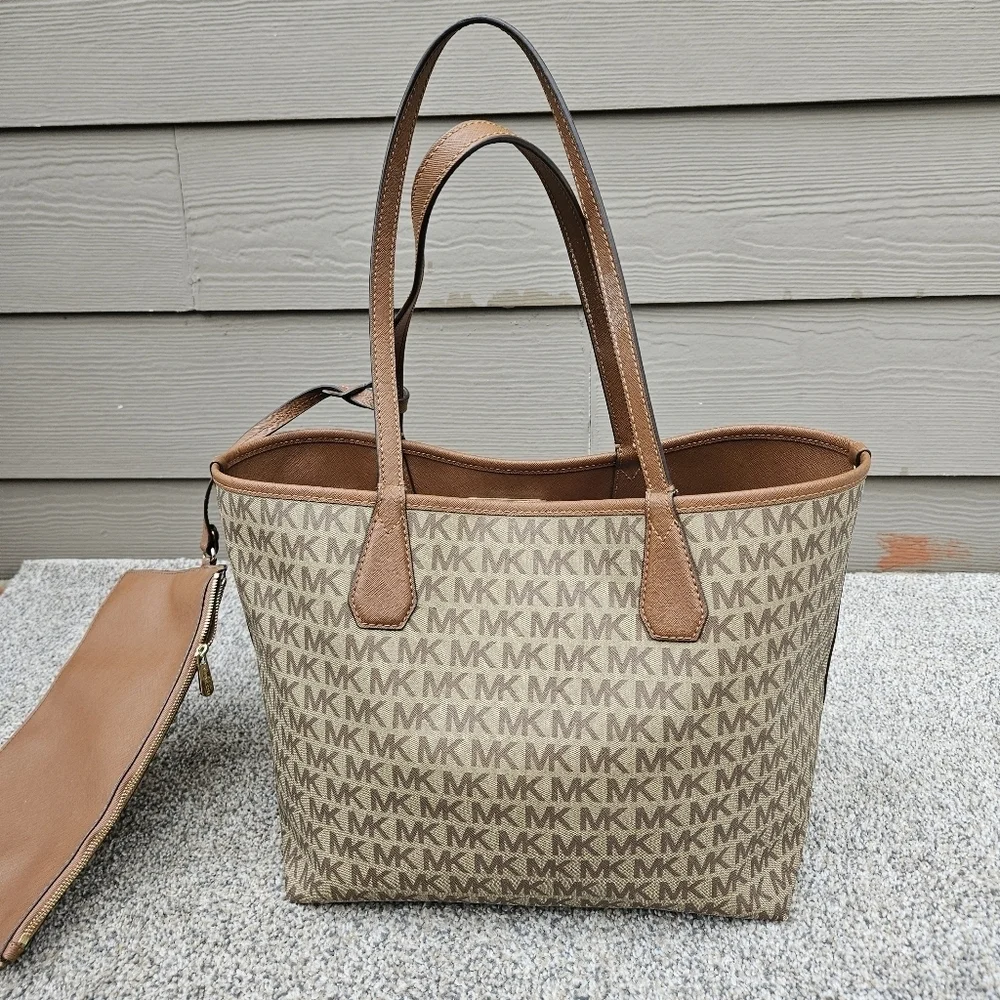 Michael Kors Signature Reversible Tote Handbag Purse & Wristlet Monogram / Brown